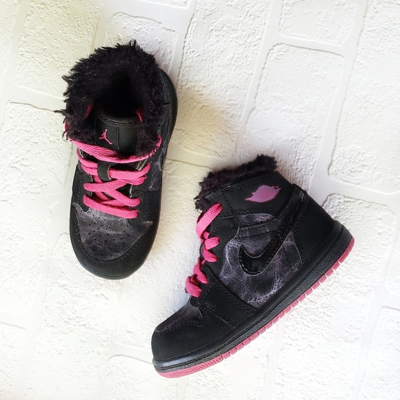 Nike Other - Nike Jordan AJ1 Retro High Top Girls Sneakers